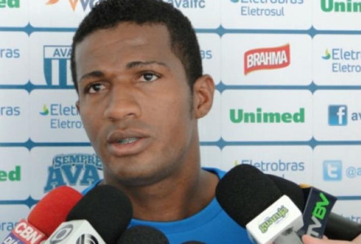 Madureira acerta com lateral-esquerdo Pirão