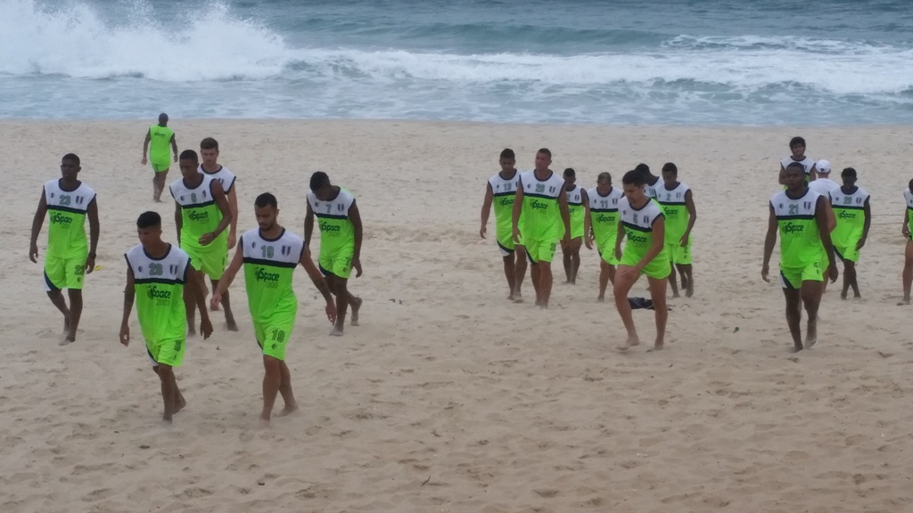 De olho na estreia, Barra da Tijuca faz treinamento na praia