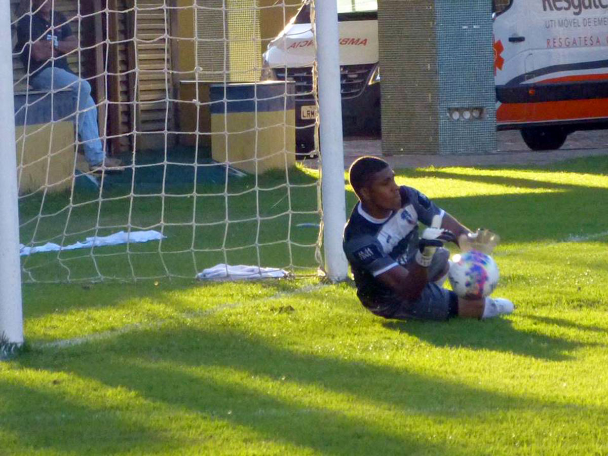 Após pegar pênalti, Bernardo dá sequência à boa fase no Duque de Caxias