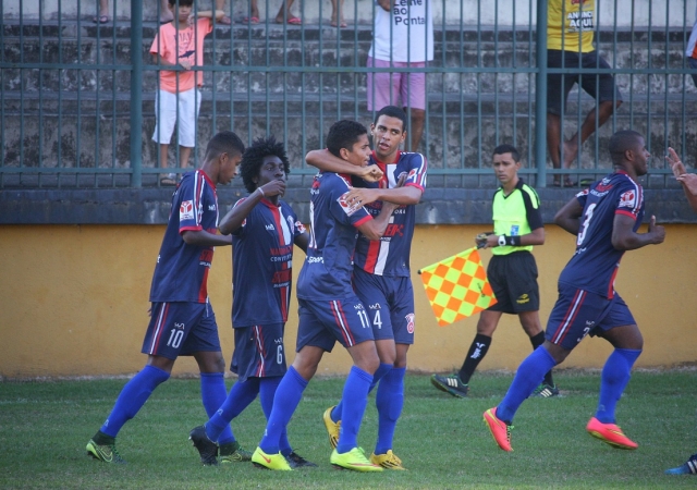 Com três gols de Sorriso, Gonçalense goleia o Duque de Caxias