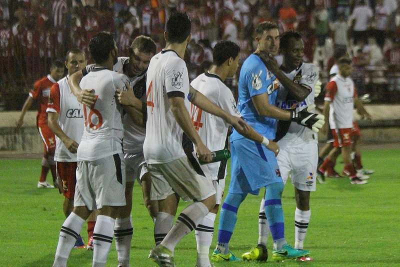 Vasco vence o CRB e segue líder