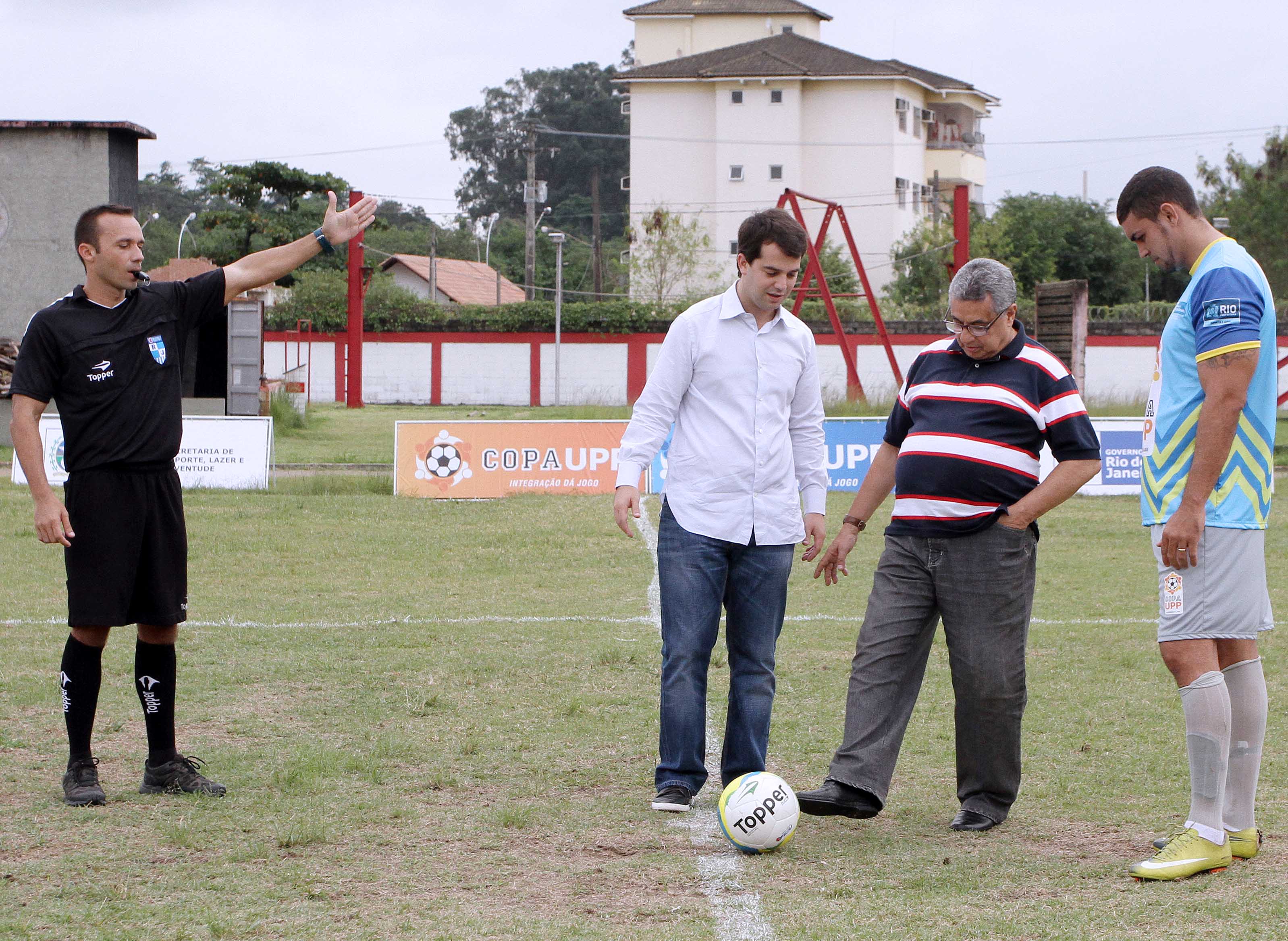 Presidente da FERJ e Secretário de Esporte, Lazer e Juventude dão pontapé inicial na Copa UPP