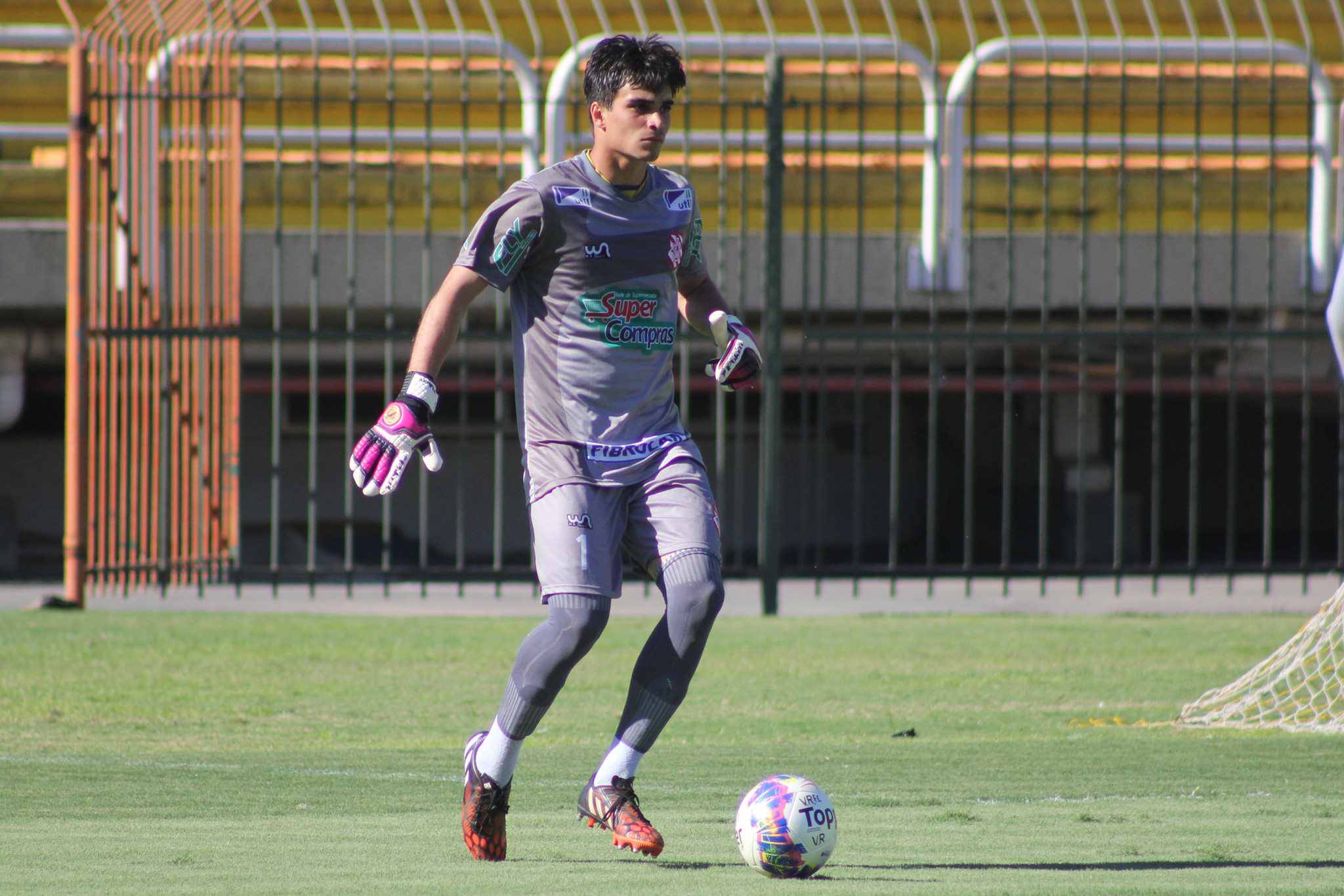 Goleiro André Regly vibra com primeiro gol como profissional do Bangu