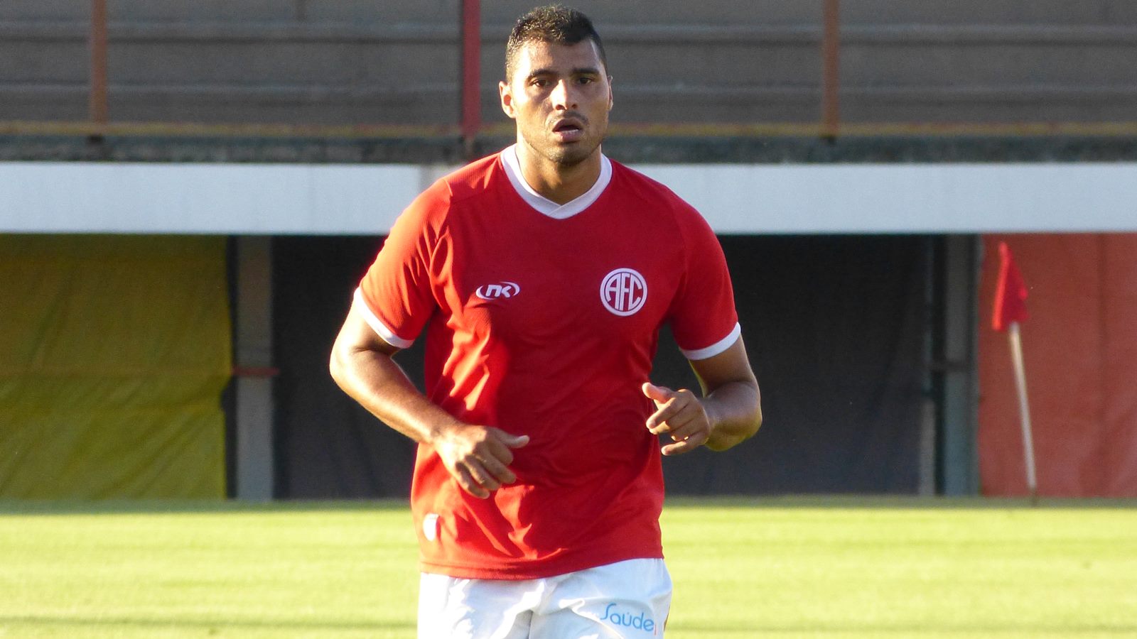 Victor Hugo celebra gol e vitória na sua estreia pelo America