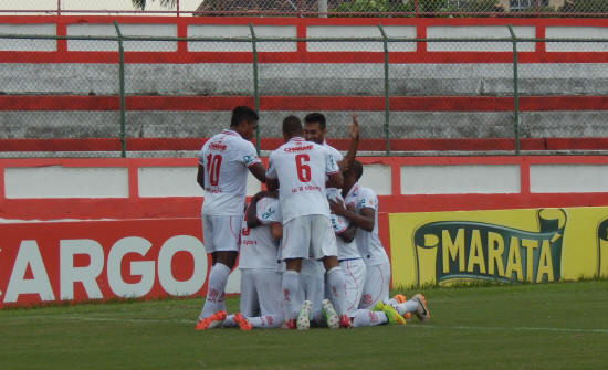 Bangu vence o Goytacaz e segue na liderança do Grupo A