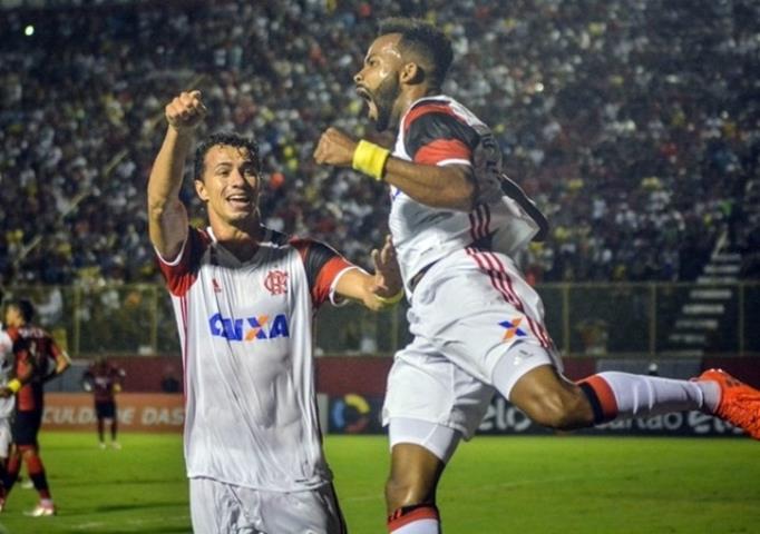 Flamengo vence a quarta seguida e cola no líder