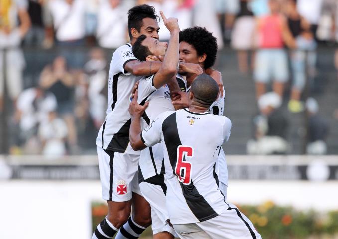 Vasco vence o Oeste e retorna à liderança
