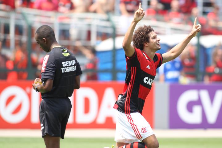 Flamengo vence o Figueirense e segue na cola do Palmeiras