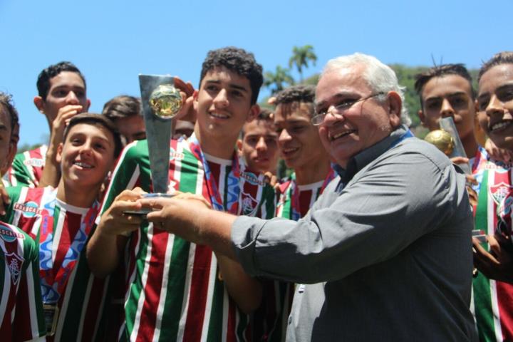 Fluminense recebe Taça de Campeão Estadual Sub-15