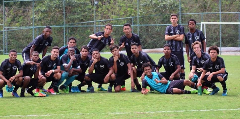 Botafogo goleia e fica perto do título Guilherme Embry