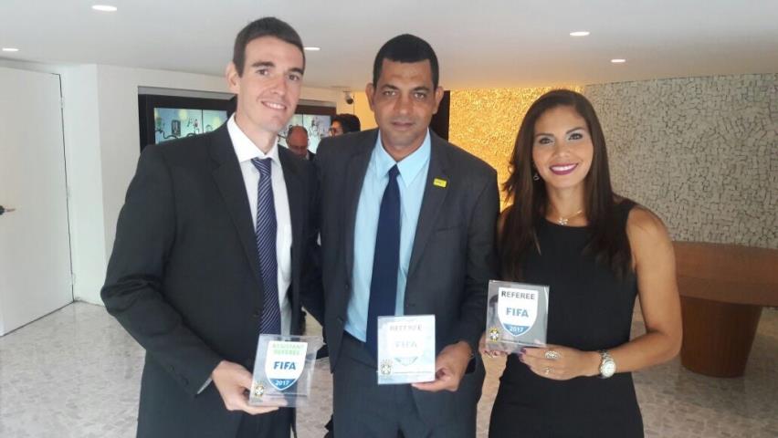 Árbitros da COAF-RJ recebem a insígnias da FIFA