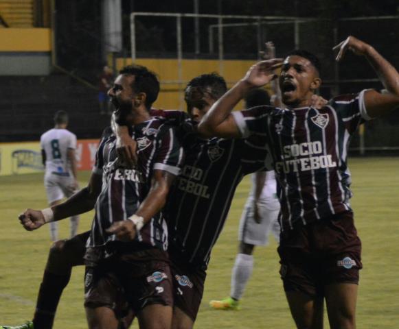 Fluminense vence e segue 100%