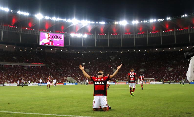 Na reabertura do Maracanã, Flamengo goleia o San Lorenzo-ARG na estreia da Libertadores