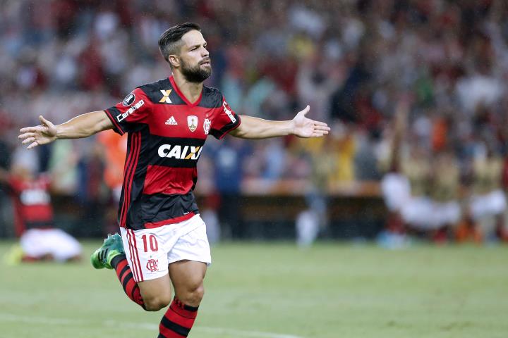 Flamengo vence o Atlético-PR e lidera seu grupo