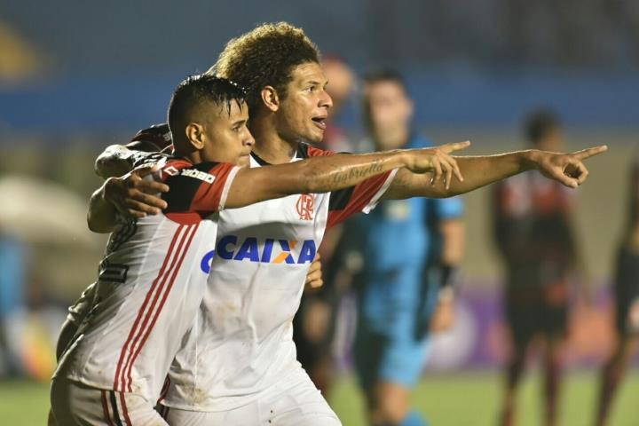 Flamengo bate o Atlético-GO e dorme na liderança do Brasileirão