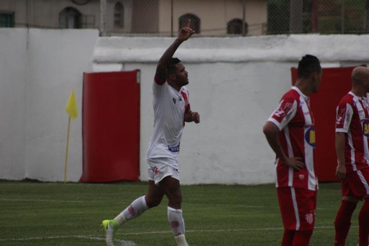 Raphael Augusto vibra com vitória na estreia: "Felicidade inexplicável"