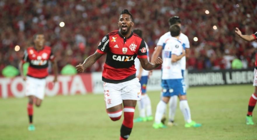 Flamengo vence e fica perto da vaga para as oitavas