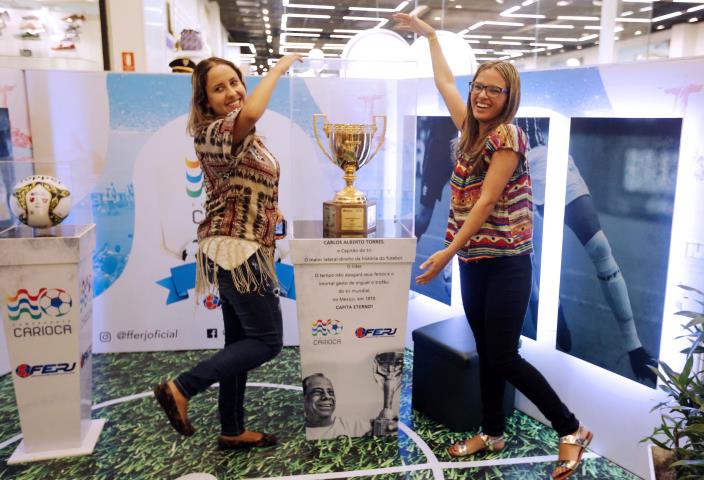 Exposição da Taça atrai torcedores