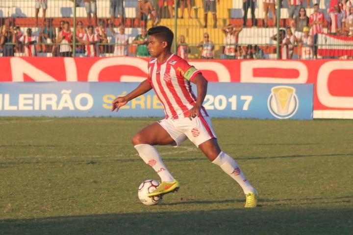 Almir volta a campo e recebe reconhecimento da torcida e grupo