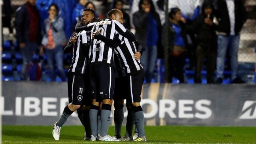 Botafogo larga na frente nas oitavas da Libertadores