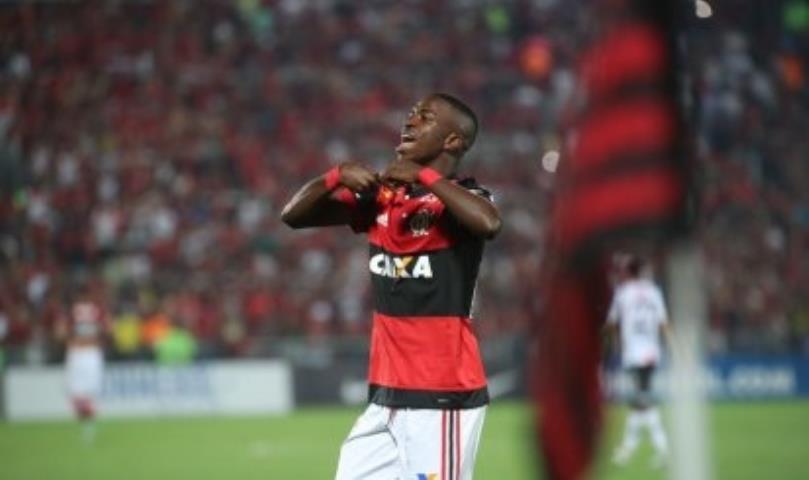 Vinicius Jr. marca seu primeiro gol no profissional e Flamengo goleia novamente o Palestino-CHI