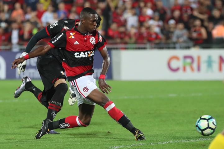 Vinicius Jr. brilha e Flamengo passa pelo Atlético-GO
