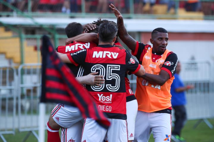 Flamengo vence o Sport e volta ao G4