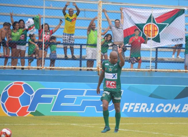 Portuguesa derrota o Macaé e  segue com chances