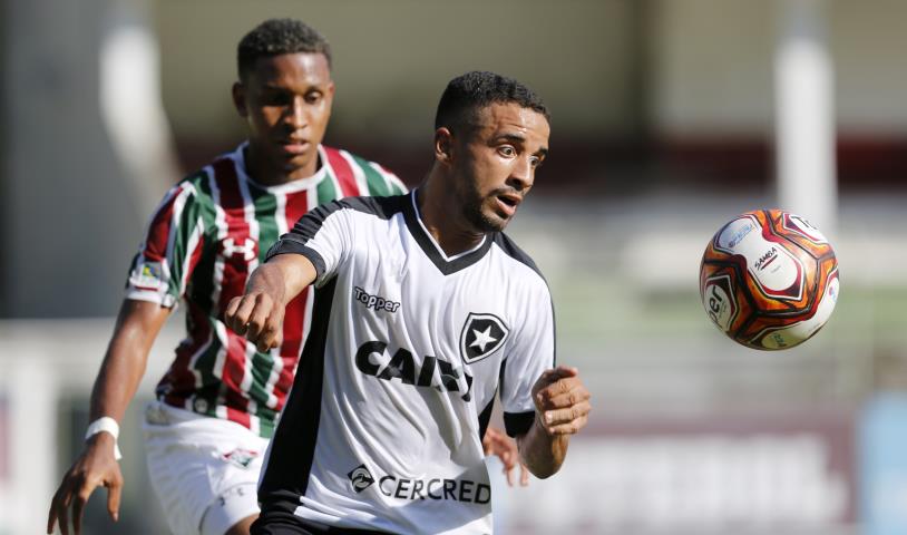 Flu vence o clássico e se isola na liderança do Grupo F