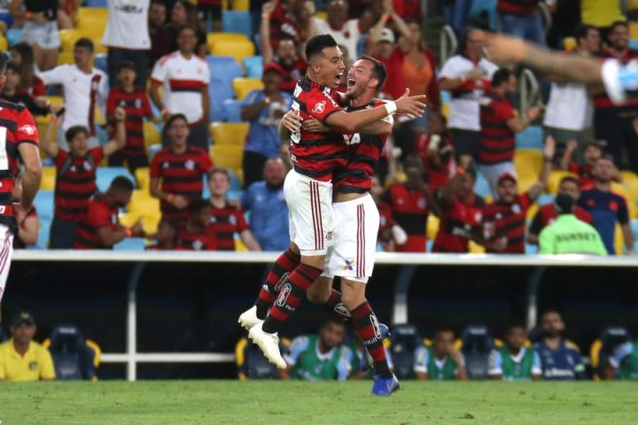 Flamengo vence mais uma e mantém chances do título brasileiro