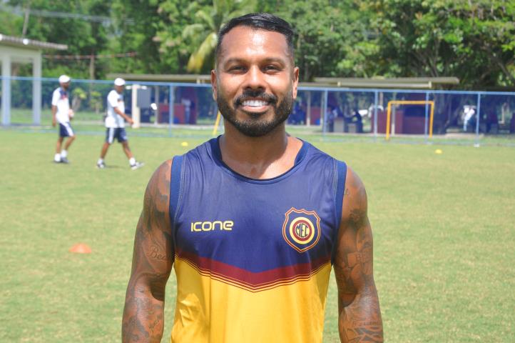 Alanzinho é apresentado pelo Madureira