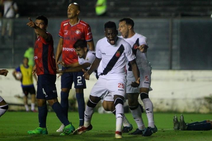 Vasco goleia e fica perto da vaga na próxima fase da Libertadores