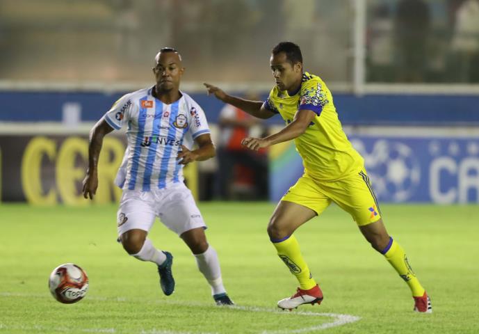 Macaé bate o Flamengo e respira no Carioca