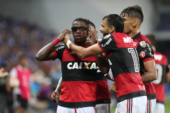 Vinicius Jr. brilha e Flamengo quebra tabu ao vencer o Emelec-EQU