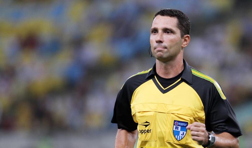 Rodrigo Carvalhaes apita o 1º jogo da final do Campeonato Carioca