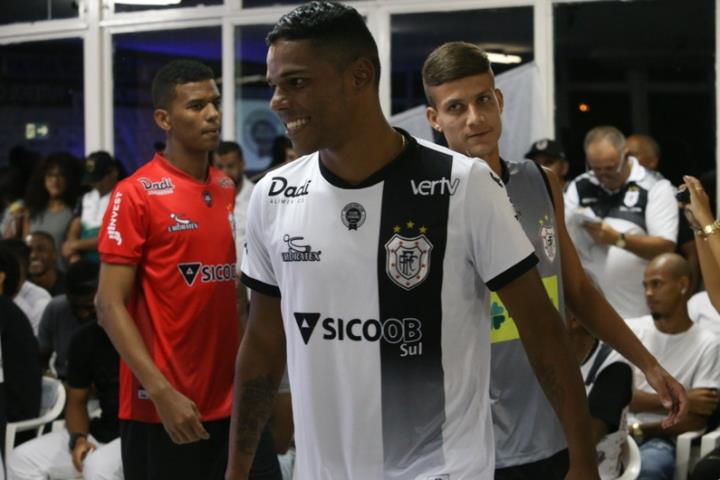 Americano mostra os novos uniformes da temporada