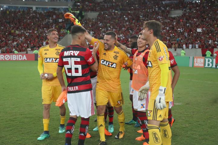 Flamengo vence na despedida de Júlio César