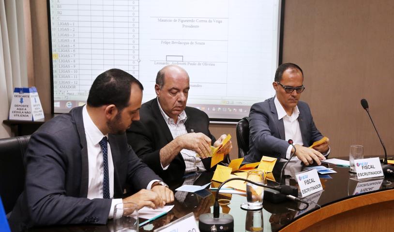 Rubens Lopes é reeleito presidente da FERJ