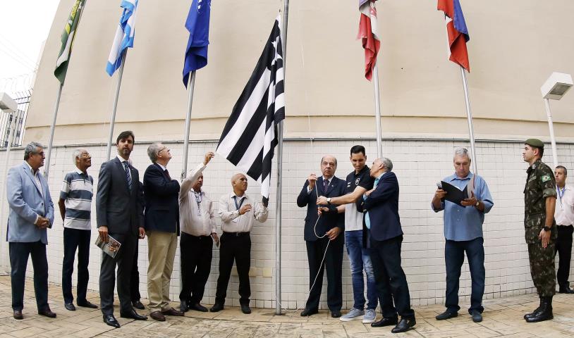 Botafogo hasteia bandeira de Campeão Carioca na sede da FERJ