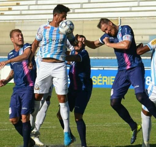 Macaé arranca empate e segue líder na Série D