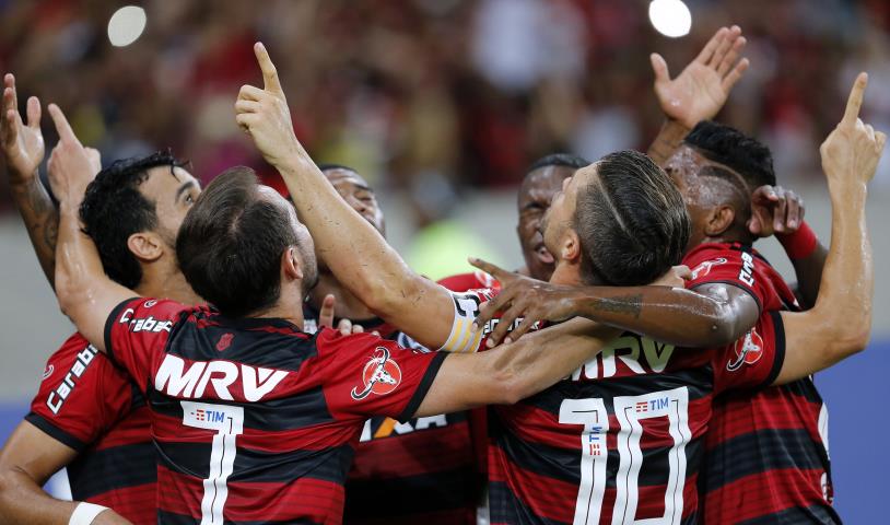 Flamengo vence o Paraná e abre seis pontos na liderança