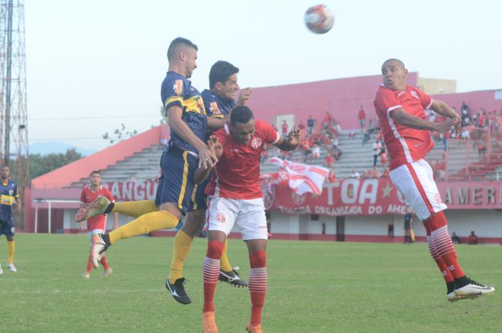 America vence e segue no G2