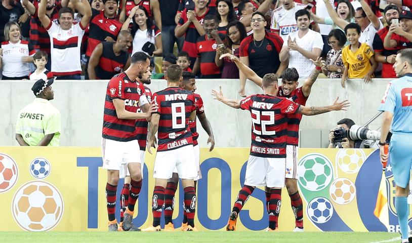 Flamengo vence o clássico e se mantém líder