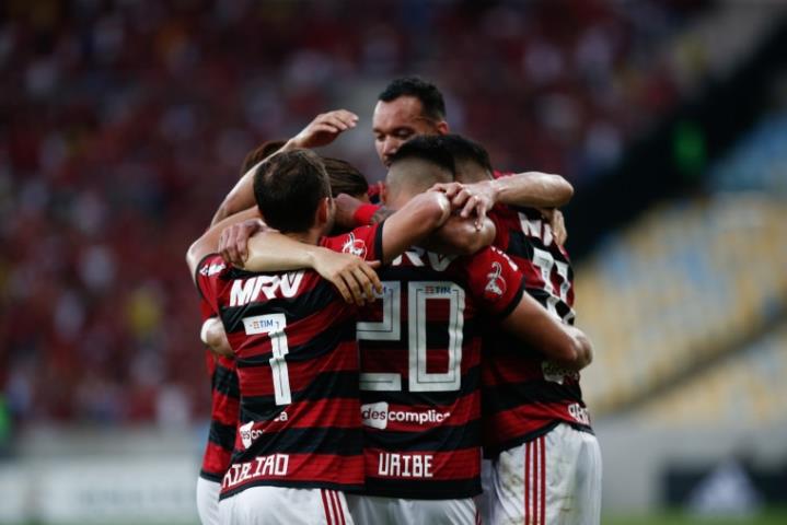 Flamengo goleia o Sport-PE e segue na liderança