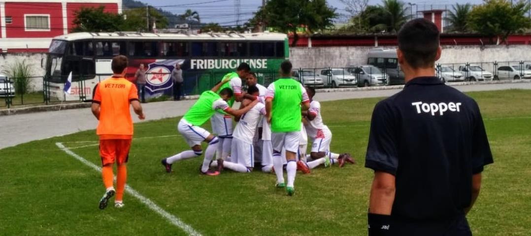 Com 'hat-trick' de Dedé, Friburguense passa pelo Angra dos Reis