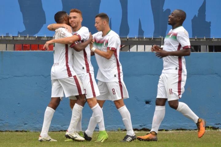 Barra da Tijuca goleia e segue na briga pela classificação