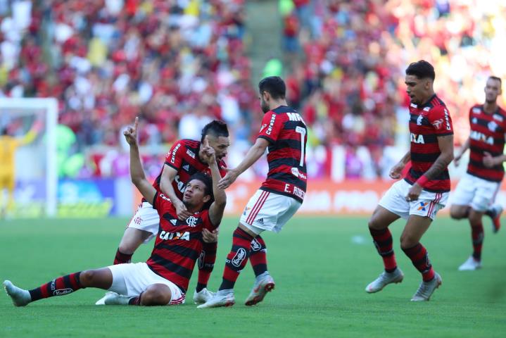 Fla vence e diminui vantagem para o líder