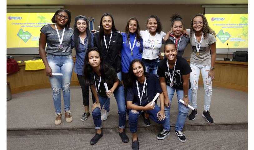 Jogadoras do Greminho recebem medalha Fair Play