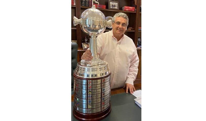 Troféu da Libertadores, conquistada pelo Fla, na sede da FERJ