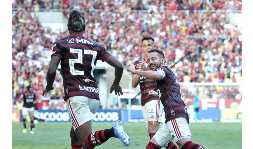 Fla goleia o Corinthians e segue folgado na liderança